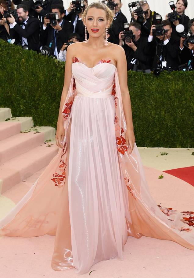 <strong>Blake Lively</strong> // Grávida de seu segundo filho com Ryan Reynolds, a eterna Serena van der Woodsen marcou presença no baile do Met usando vestido romântico da <strong>Burberry</strong>. <strong>Blake Lively</strong> // Grávida de seu segundo filho com Ryan Reynolds, a eterna Serena van der Woodsen marcou presença no baile do Met usando vestido romântico da <strong>Burberry</strong>.