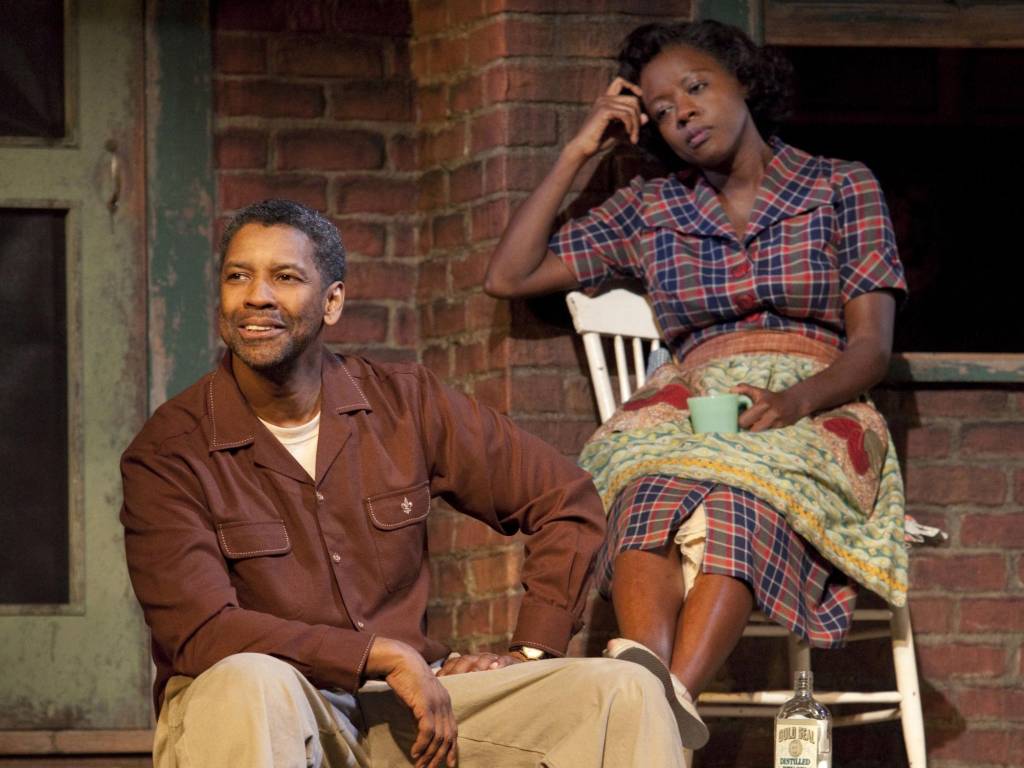Denzel Washington e Viola Davis Pictured: Denzel Washington (Troy Maxson) & Viola Davis (Rose)
