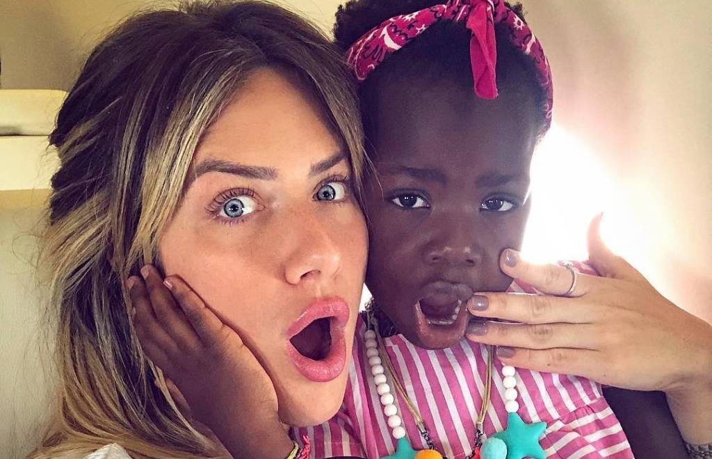 Titi rouba cena com look estiloso em aniversário de Giovanna Ewbank