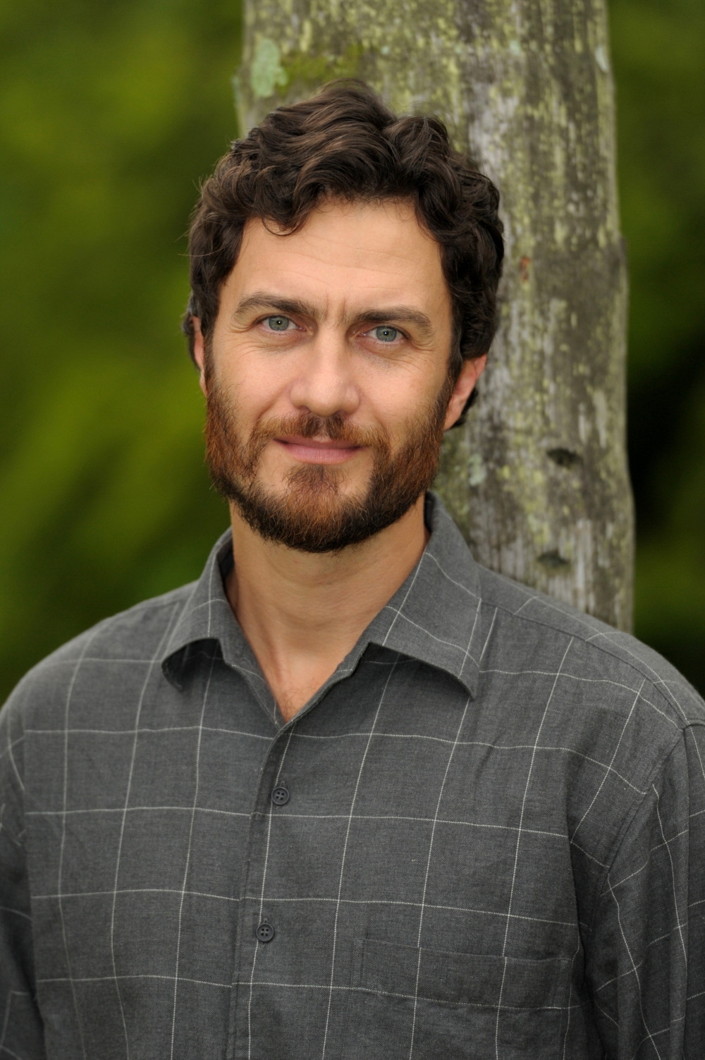 Amor Eterno Amor: Rodrigo sai em busca do paradeiro de sua mãe de criação