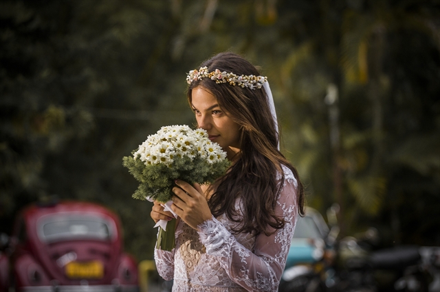 Veja todos os vestidos de noiva de Isis Valverde