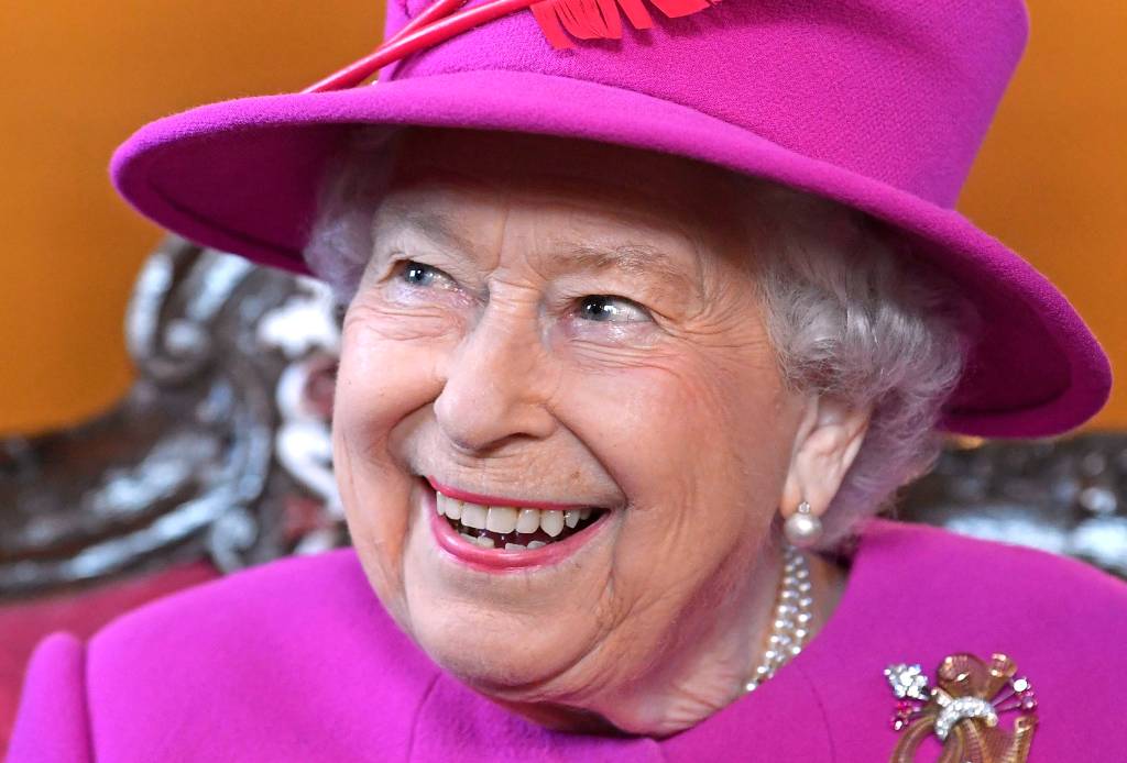 Menino brasileiro manda carta fofa para Rainha Elizabeth e ganha resposta