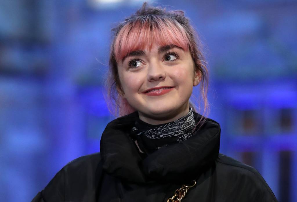 Maisie Williams explica por que pintou o cabelo de rosa após o fim de GOT