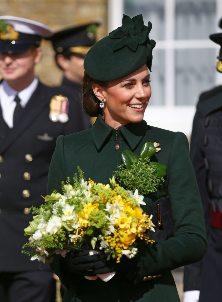 Com casaco verde deslumbrante, Kate Middleton se derrete por cão fofo