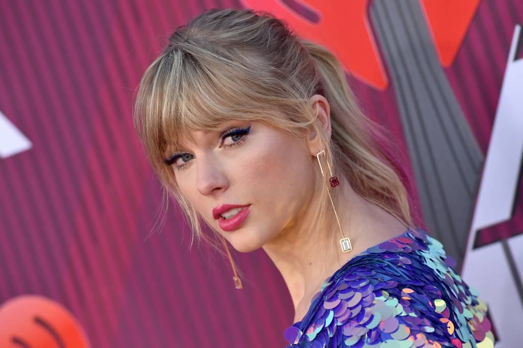 Taylor Swift combinou o look de paetês com a sandália mais legal de todas