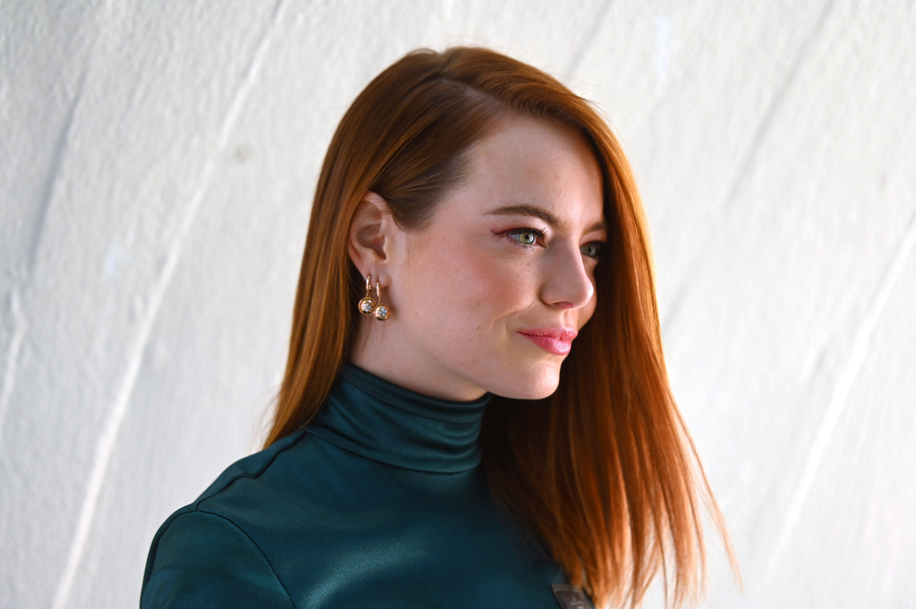 Emma Stone pintou o cabelo de uma cor inusitada para viver Cruella