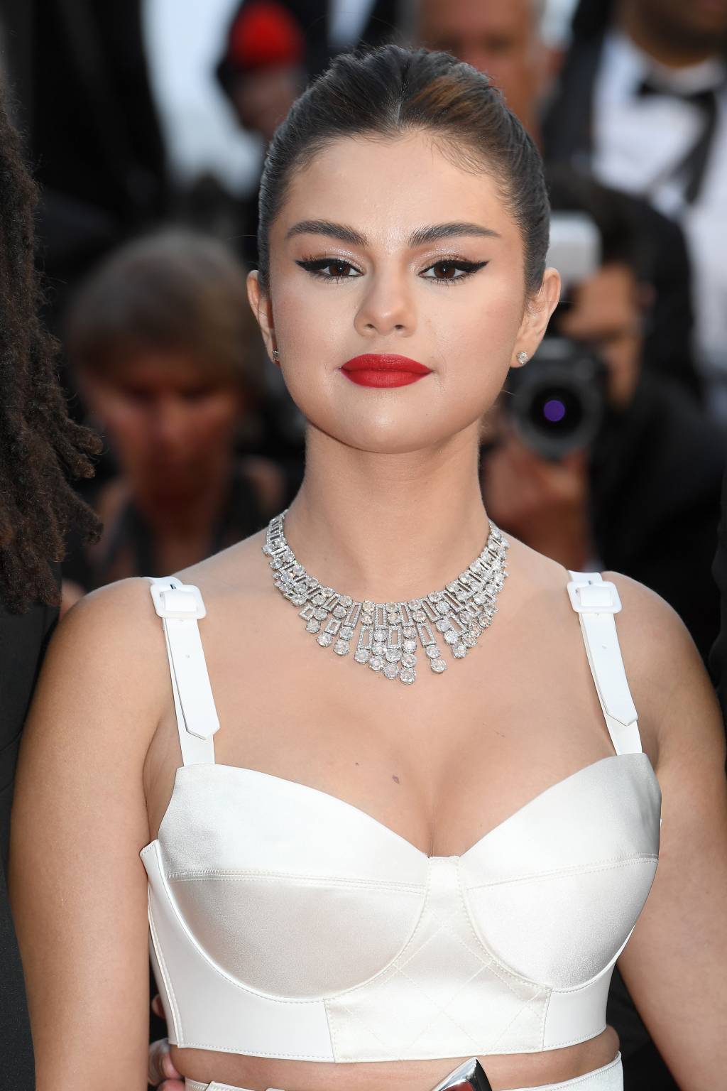 Ousada, Selena Gomez arrasa com top cropped no tapete vermelho de Cannes