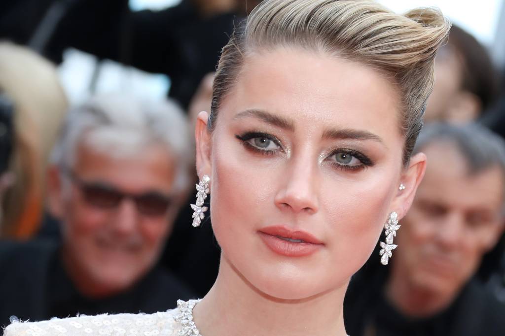 Amber Heard usa vestido com cinto e arrasa no tapete vermelho de Cannes