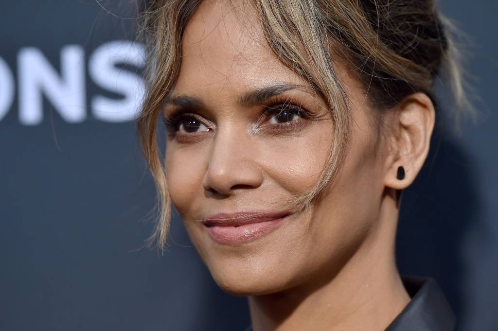 Halle Berry raspa parte dos cabelos e mostra a transformação no Instagram