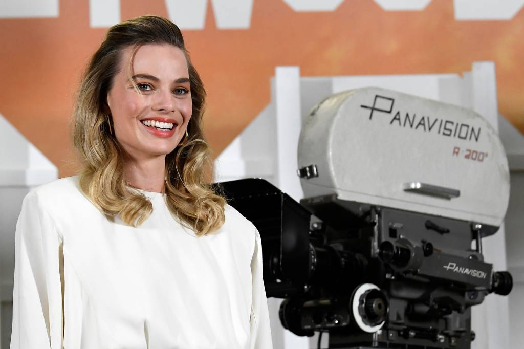 Margot Robbie combinou a maquiagem com o esmalte e queremos fazer o mesmo