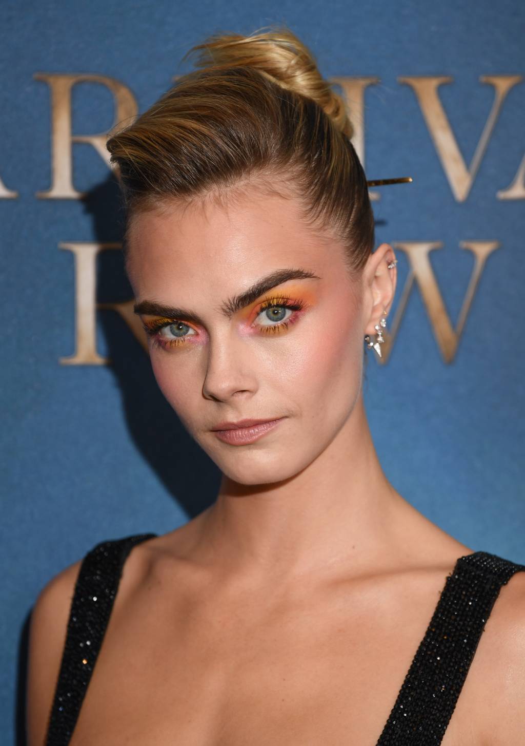 maquiagem-de-arco-iris-cara-delevingne “Carnival Row” London Screening – Red Carpet Arrivals