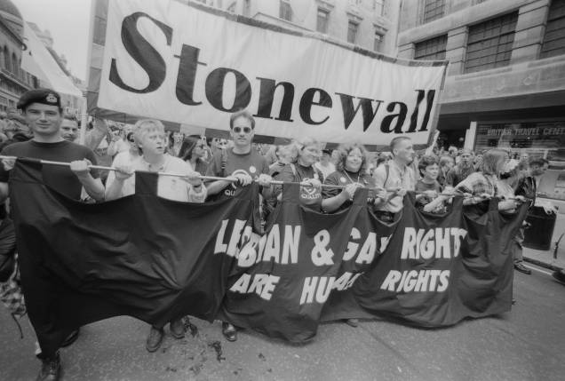 Parada do orgulho LGBT em Londres em 1996. O cartaz diz: "Direitos das lésbicas e dos gays são direitos humanos" Parada do orgulho LGBT em Londres em 1996. O cartaz diz: "Direitos das lésbicas e dos gays são direitos humanos"