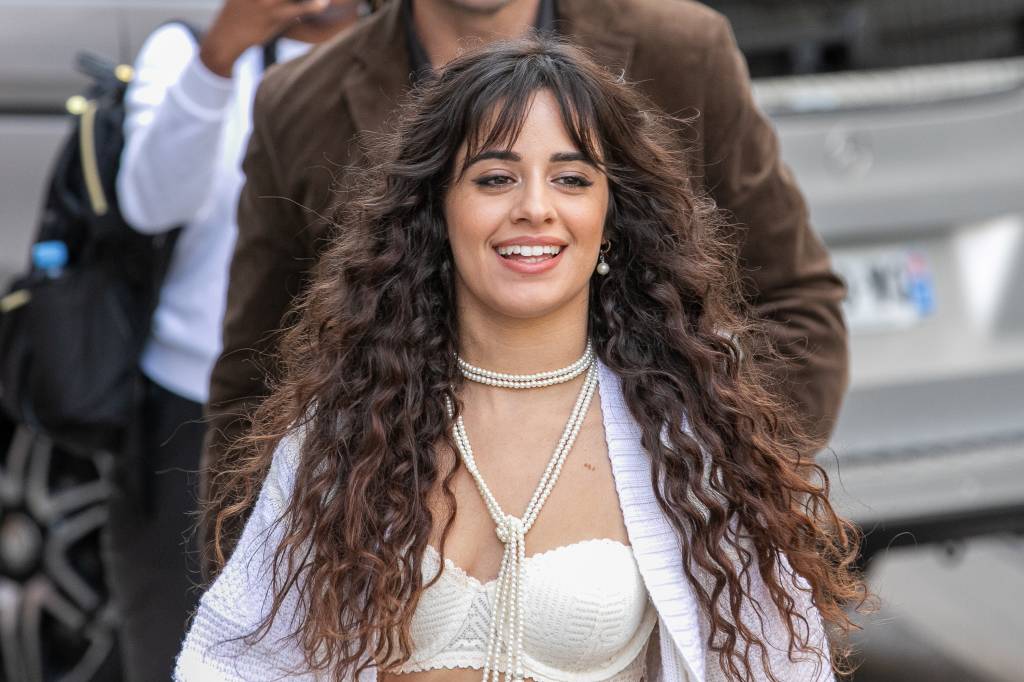 Camila Cabello conta que seus cachos são, na verdade, uma permanente