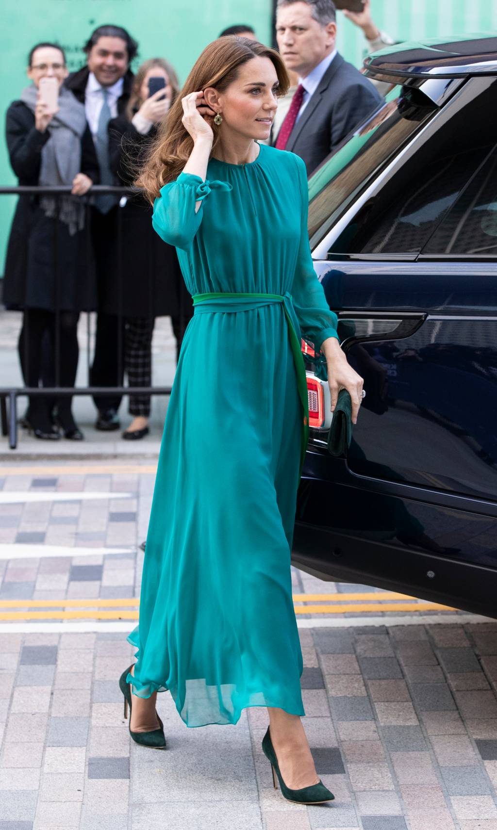 Kate Middleton usa vestido elegantérrimo e com truque esperto de styling