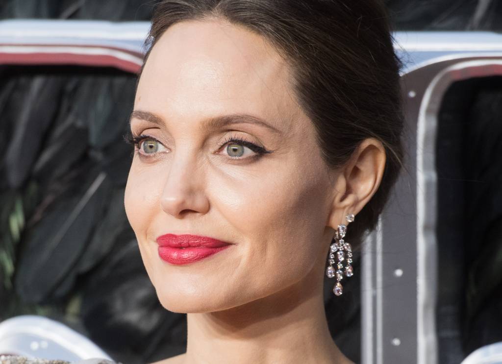 Angelina Jolie combina look gótico suave com acessório tendência da vez