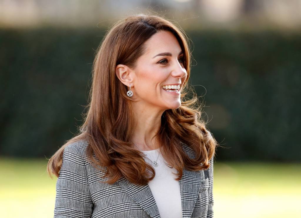Não consigo parar de pensar nesse look muito moderno da Kate Middleton