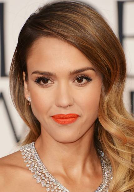 <strong>Jessica Alba:</strong> nada melhor para se destacar no tapete vermelho do que a dupla cílios postiços poderosos e batom laranja.