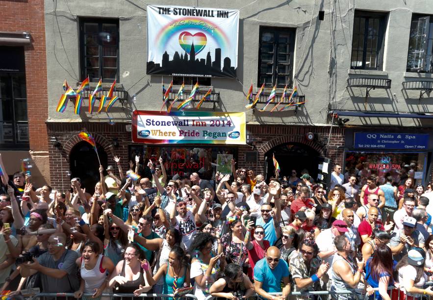 Fãs do seriado "<a href="https://mdemulher.abril.com.br/tudo-sobre/orange-is-the-new-black/">Orange is The New Black</a>" esperam para ver as atrizes desfilarem na Parada LGBT de Nova York em 2014 Fãs do seriado "<a href="https://mdemulher.abril.com.br/tudo-sobre/orange-is-the-new-black/">Orange is The New Black</a>" esperam para ver as atrizes desfilarem na Parada LGBT de Nova York em 2014