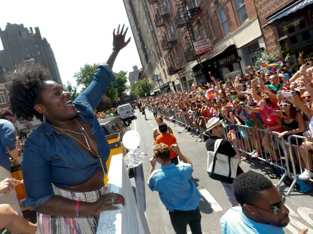 Danielle Brooks, a Taystee de Orange is the New Black, participa da Parada LGBT de Nova York em 2014 Danielle Brooks, a Taystee de Orange is the New Black, participa da Parada LGBT de Nova York em 2014