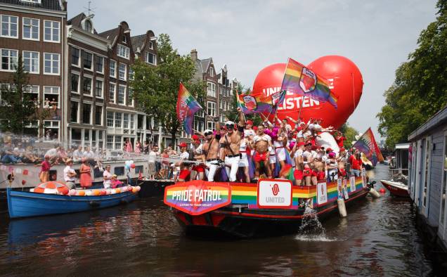 Em Amsterdam, a Parada LGBT acontece nos canais que cortam a cidade Em Amsterdam, a Parada LGBT acontece nos canais que cortam a cidade