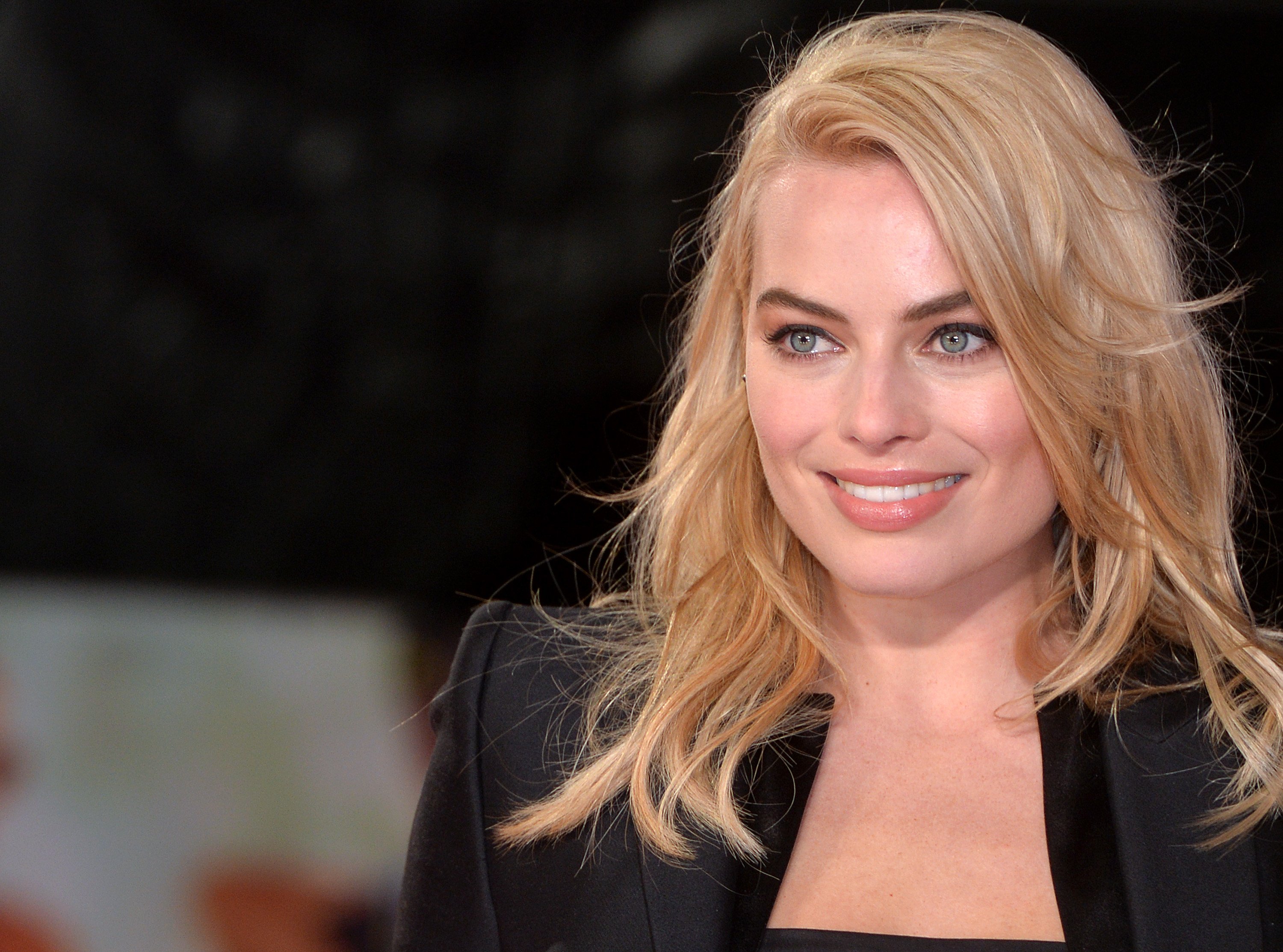 Margot Robbie adora usar macacão no tapete vermelho