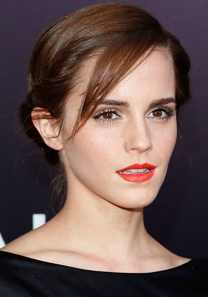 <strong>Emma Watson:</strong> no dia a dia, que tal dispensar o nude e arrematar a maquiagem básica, composta por máscara de cílios e sombra marrom, com batom laranja?