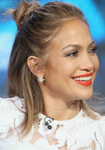 <strong>Jennifer Lopez:</strong> dona de uma energia contagiante, a atriz e cantora, sempre ousada, finaliza o make com uma camada generosa de gloss.