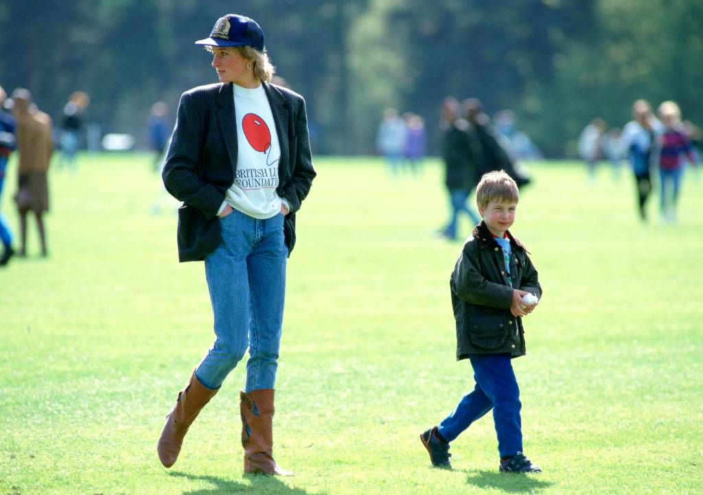 Princesa Diana e Príncipe William WINDSOR, UNITED KINGDOM - MAY 02: Prince William With His Mother, Diana, Princess Of Wales At Guards Polo Club. The Princess Is Casually Dressed In A Sweatshirt With The British Lung Foundation Logo On The Front Of Her T-shirt. (Photo by Tim Graham/Getty Images)
