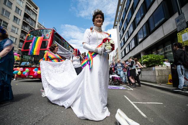 Essa é a 'Rainha Alexandra', personagem de Stephen Stephenson-Spencer, manifestando seu orgulho em Londres, na Inglaterra Essa é a 'Rainha Alexandra', personagem de Stephen Stephenson-Spencer, manifestando seu orgulho em Londres, na Inglaterra