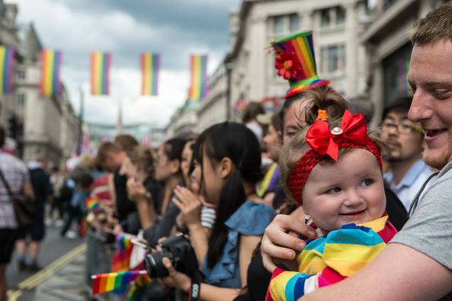 A pequena Daisy Thwait, então com 1 ano, assiste no colo do pai à Parada LGBT de Londres, na Inglaterra. A pequena Daisy Thwait, então com 1 ano, assiste no colo do pai à Parada LGBT de Londres, na Inglaterra.