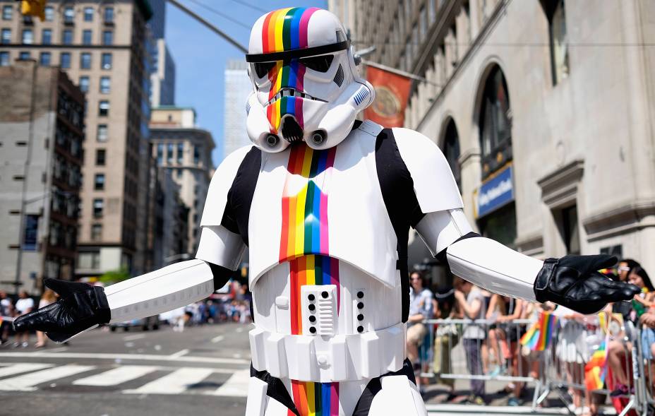 Stormtrooper LGBT marcha na Parada LGBT de Nova York, em 2016 Stormtrooper LGBT marcha na Parada LGBT de Nova York, em 2016