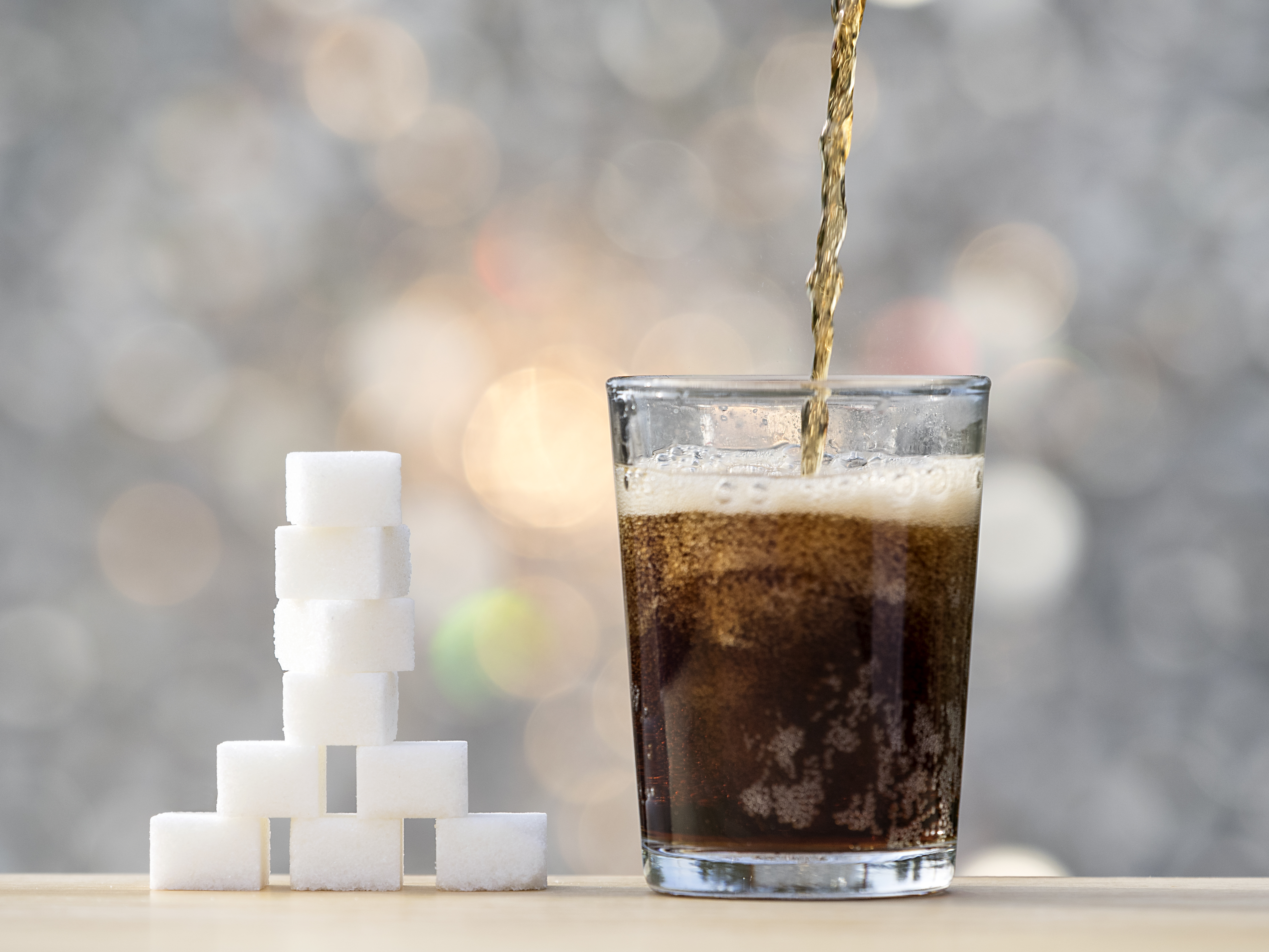 Estudo diz que bebidas açucaradas podem aumentar em 18% o risco de câncer