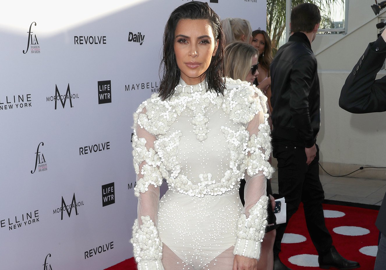 Kim Kardashian usa look inspirado em seu próprio vestido de noiva