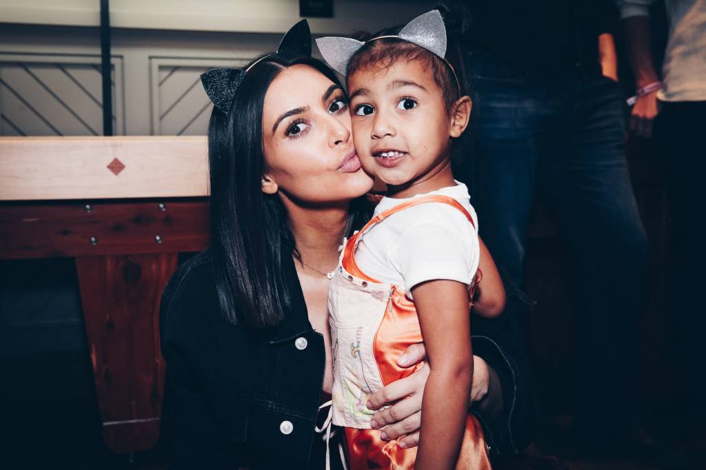 O pedido de North West aos paparazzi é triste e revoltante