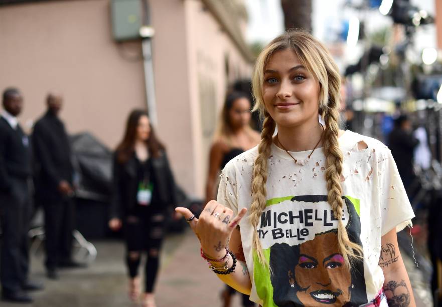 Paris Jackson usa camiseta com estampa de Michelle Obama