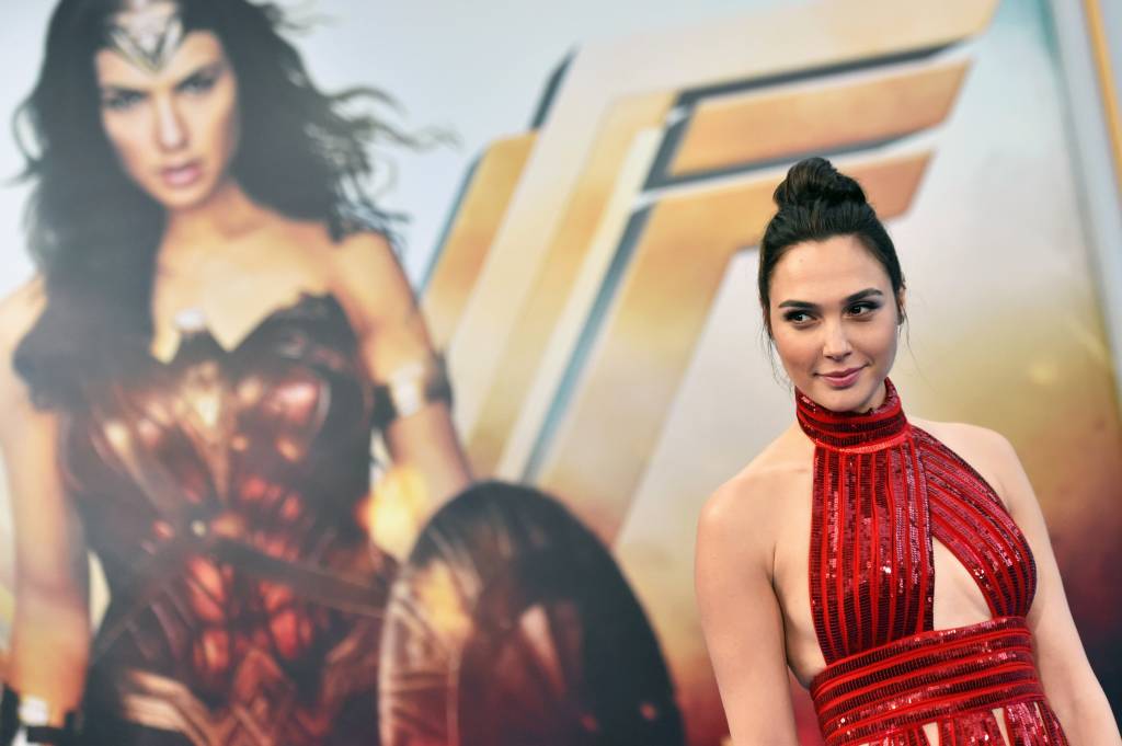 Gal Gadot abandona o salto alto nas premières de Mulher-Maravilha