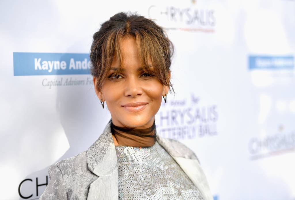 Halle Berry dá a melhor resposta sobre rumores de gravidez aos 50