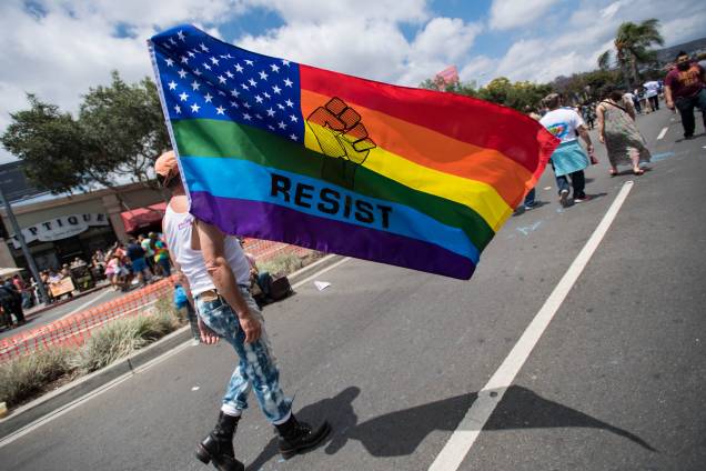 "Resista", diz a bandeira do ativista na Parada do orgulho LGBT de Los Angels, em 2017 "Resista", diz a bandeira do ativista na Parada do orgulho LGBT de Los Angels, em 2017