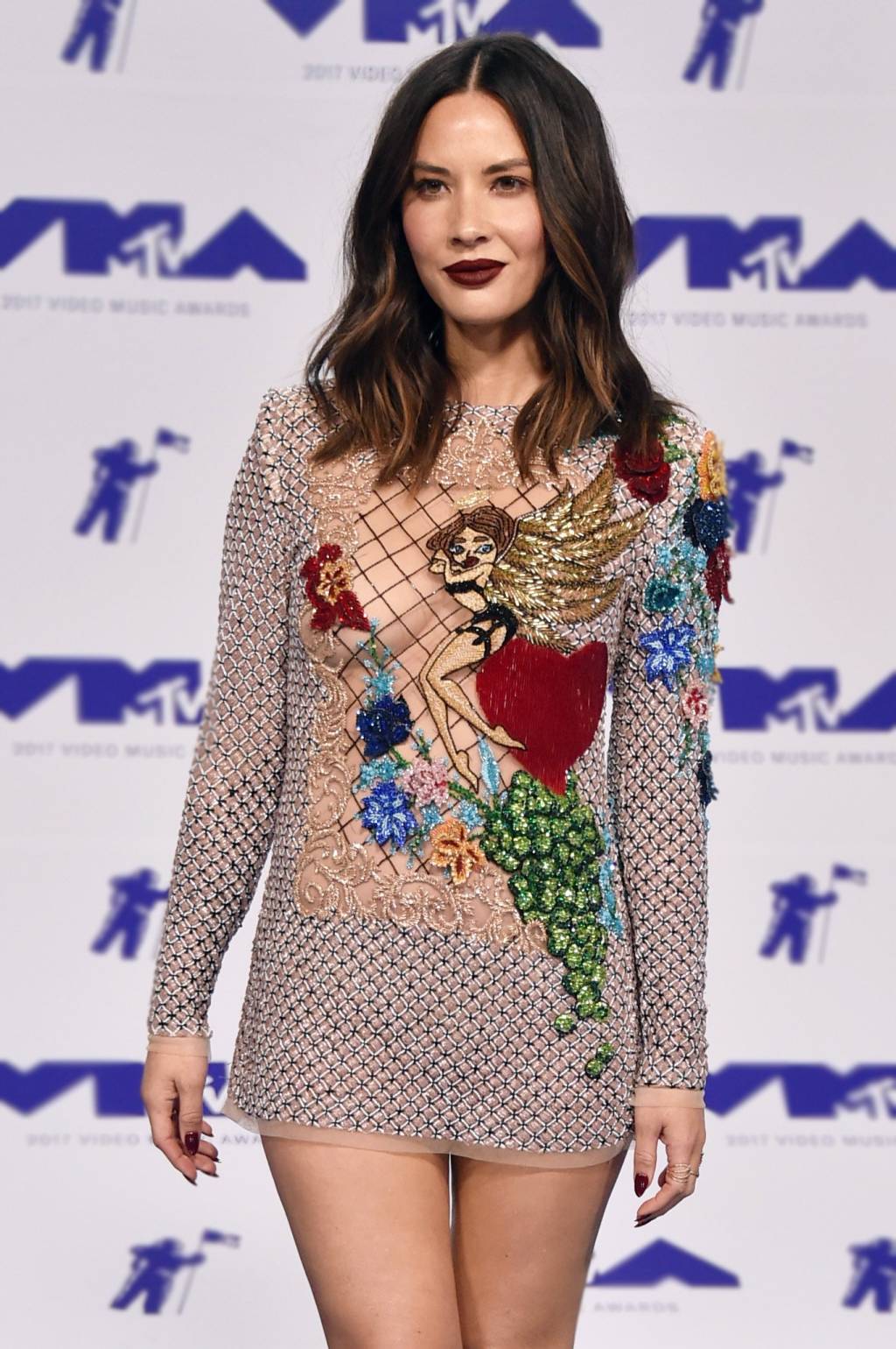 Mini com manga longa: o modelo de vestido favorito de Olivia Munn