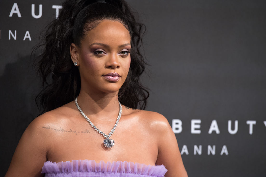 Rihanna ficou constrangida com as fotos dela “roubando” taças de vinho