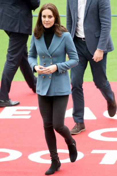 <strong>16 de outubro de 2017</strong> - Com um look <span>Orla Kiely, a </span>duquesa protagonizou um momento de fofura hoje! Acompanhada pelo Príncipe William, Kate estava na estação Paddington, em Londres, para o Charities Forum Event e até aproveitou o ursinho para fazer uns passos de dança. Veja na foto a seguir!