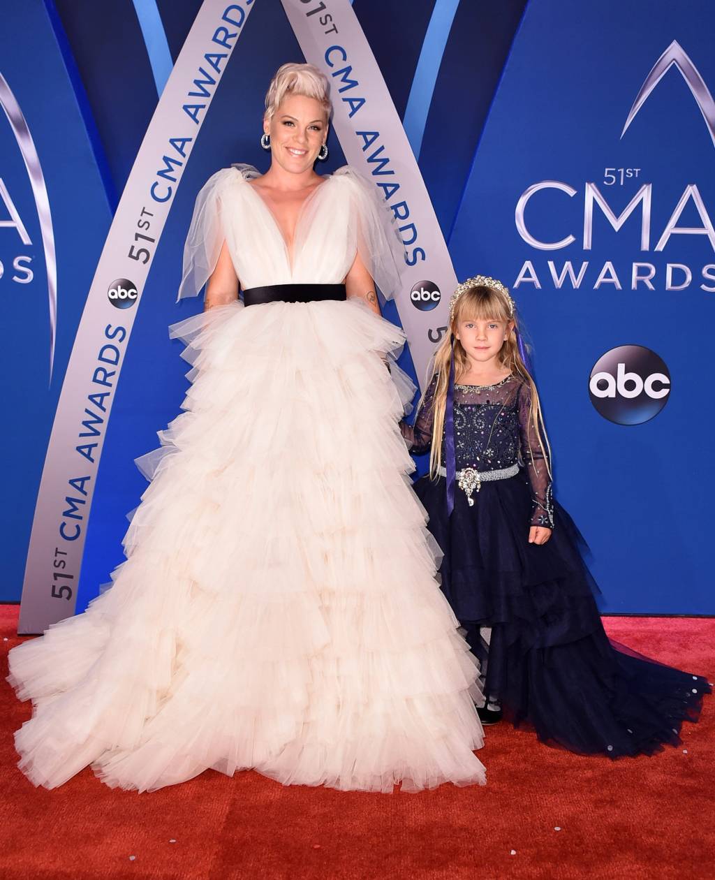 Os looks das famosas no Country Music Awards 2017