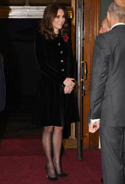 <strong>12 de novembro de 2017 </strong>-<strong> </strong><span>Kate elegeu um look sóbrio para ir ao Remembrance Sunday memorial, em Londres, evento que honra todas as pessoas que morreram na guerra.</span>