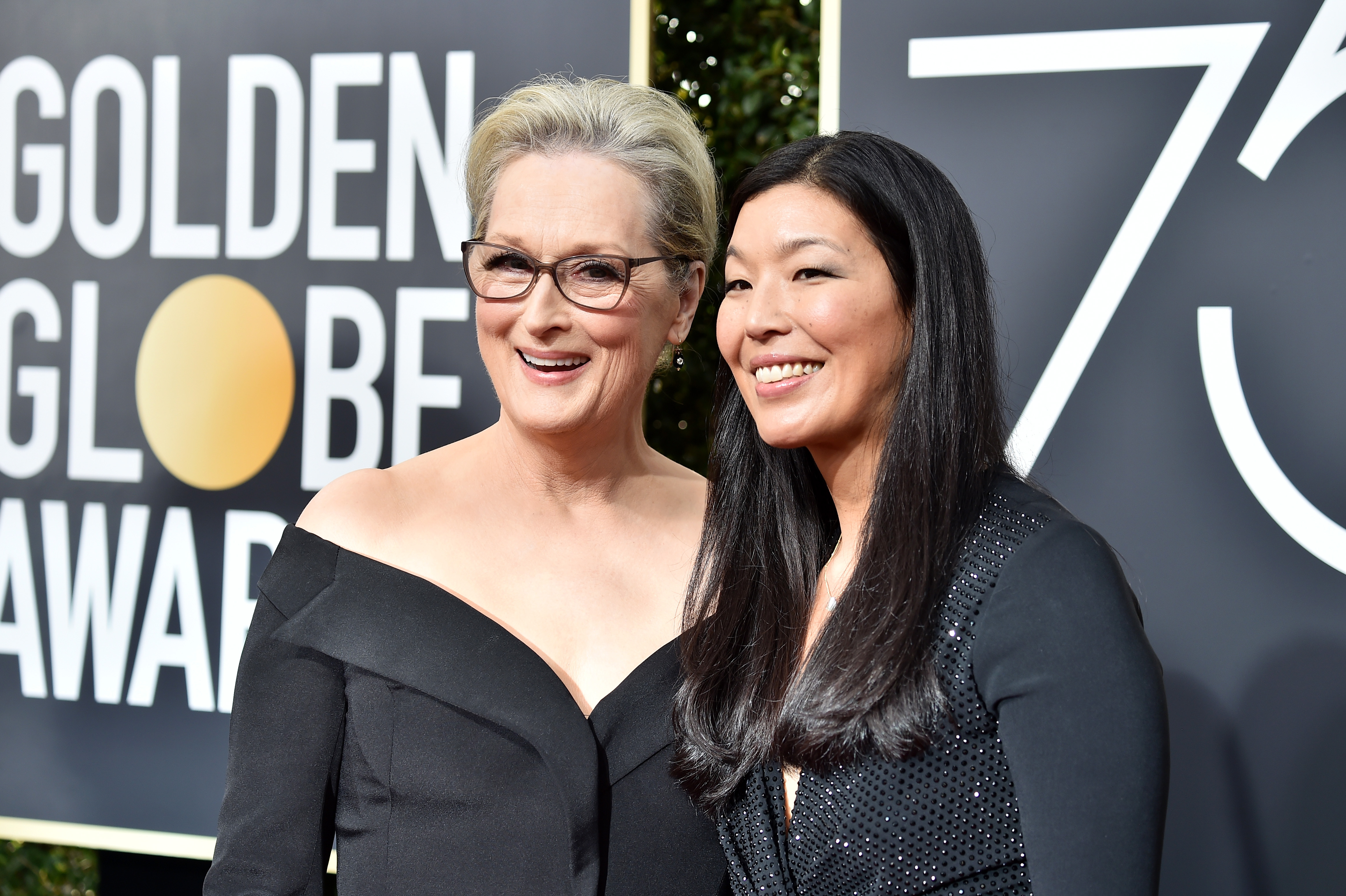 Atrizes de Hollywood vão com ativistas feministas ao red carpet