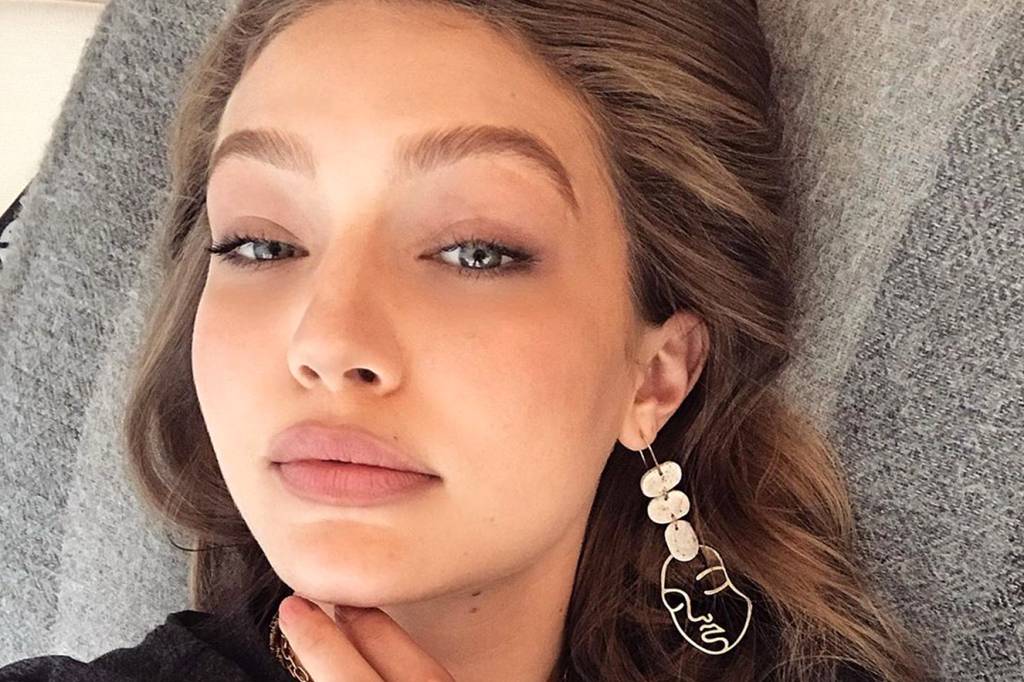 Gigi Hadid usou bermuda jeans e agora só quero isso no meu guarda-roupa