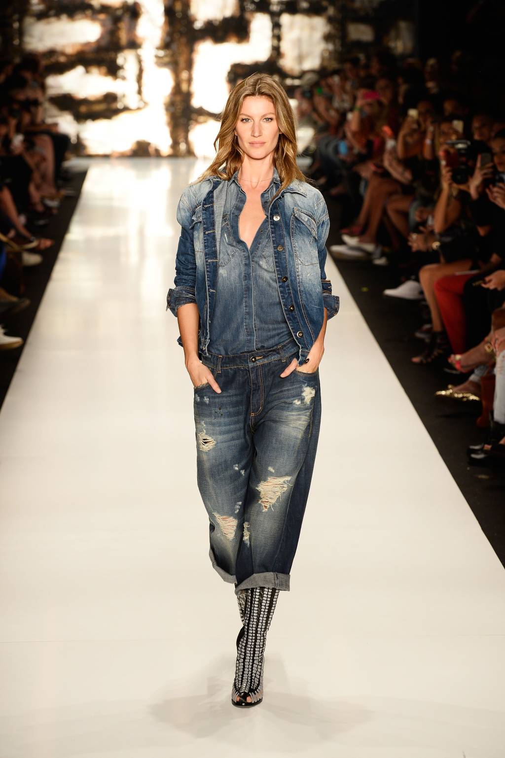 Gisele Bündchen se despede das passarelas durante o São Paulo Fashion Week