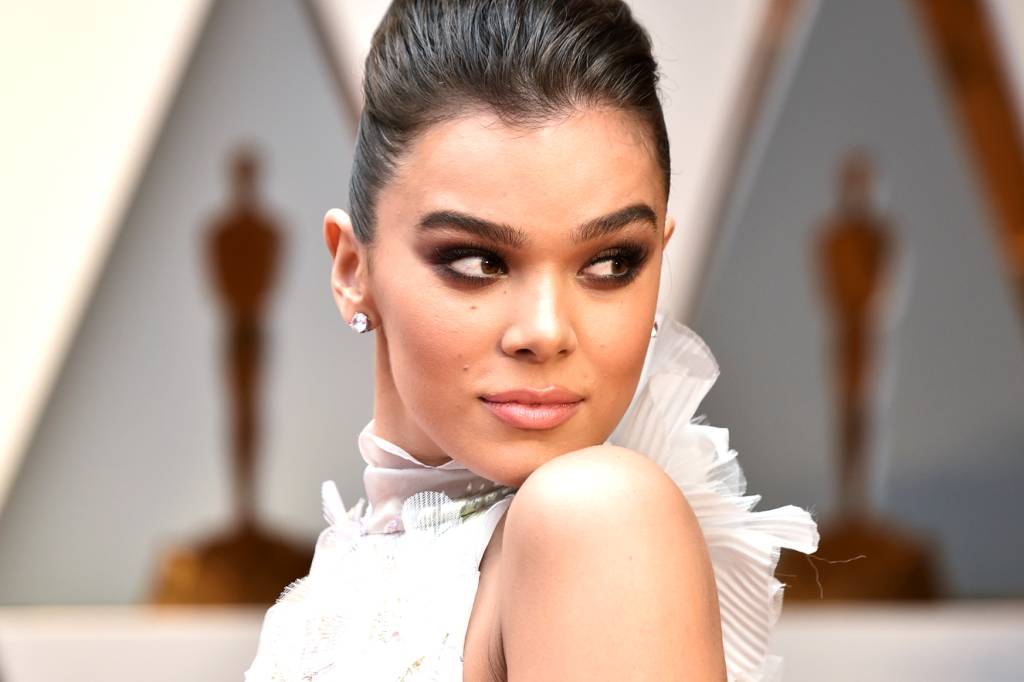 Vixi! O vestido de Hailee Steinfeld rasgou no red carpet do Oscar