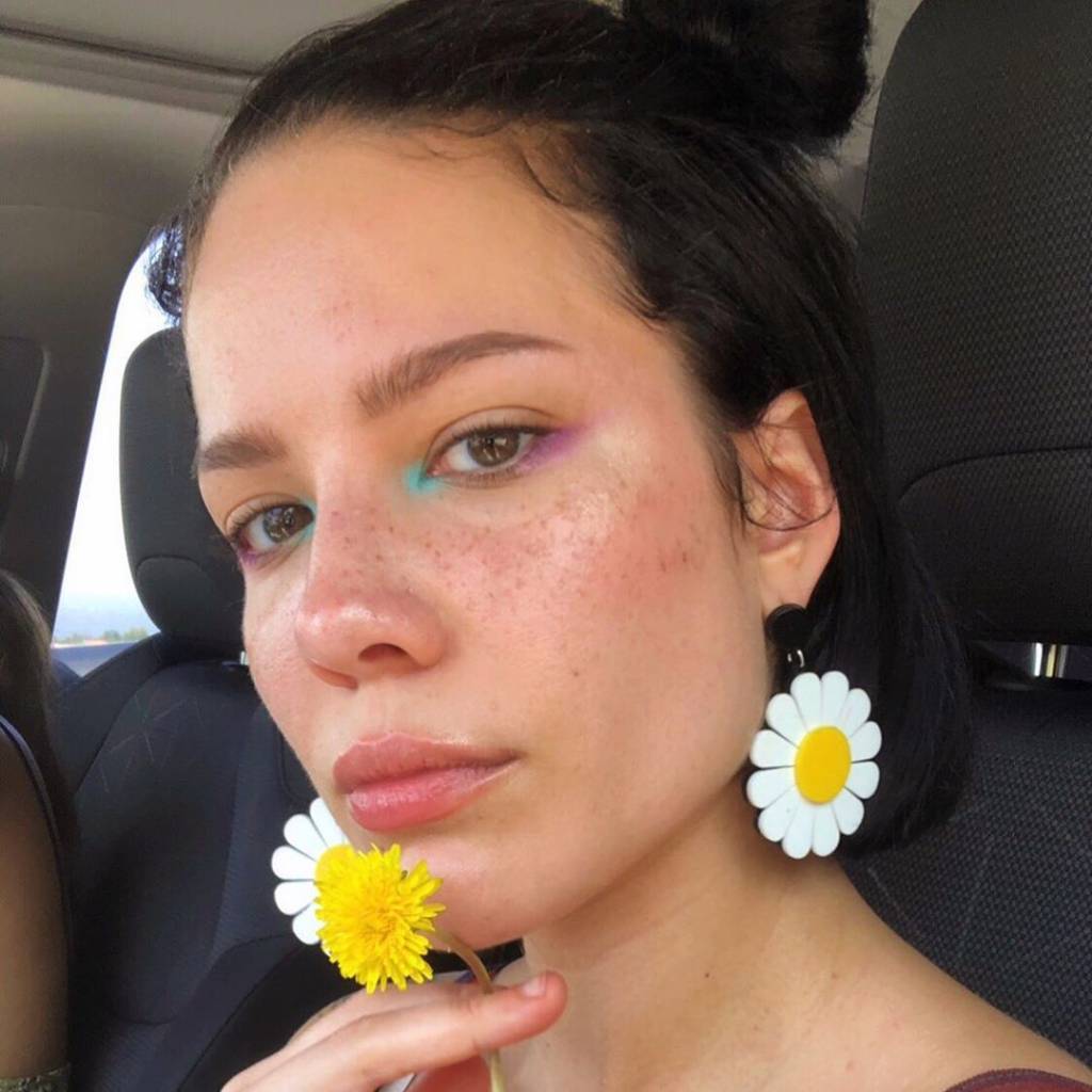 Halsey pintou a raiz do cabelo “de arco-íris” e agora parece uma fada
