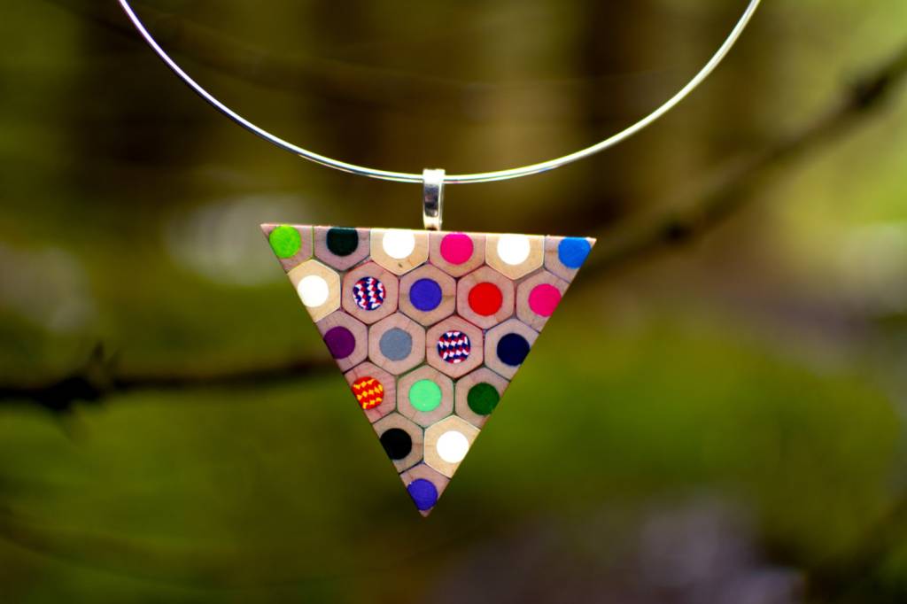 Designer transforma lápis de cor em acessórios incríveis