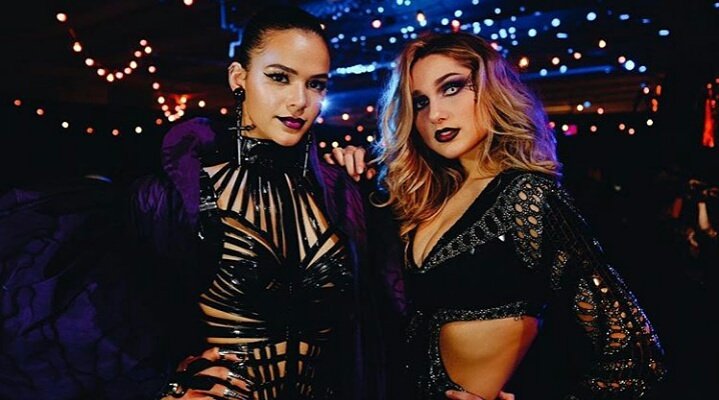 Bruna Marquezine e Sasha Meneghel curtem festa de Halloween